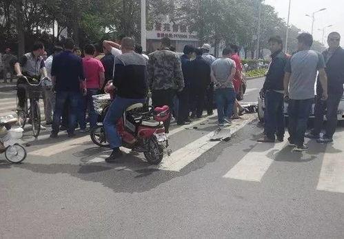 撞车吃瓜群众视频播放,吃瓜群众视频记录全程