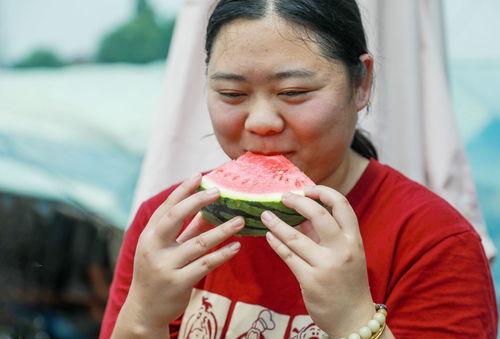 吃瓜视频致富是真的吗,吃瓜视频致富神话，真相究竟如何？