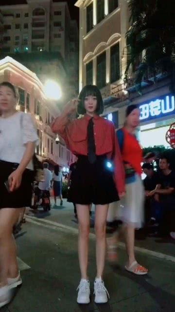 纹身跳舞小姐姐吃瓜视频,网络热议不断