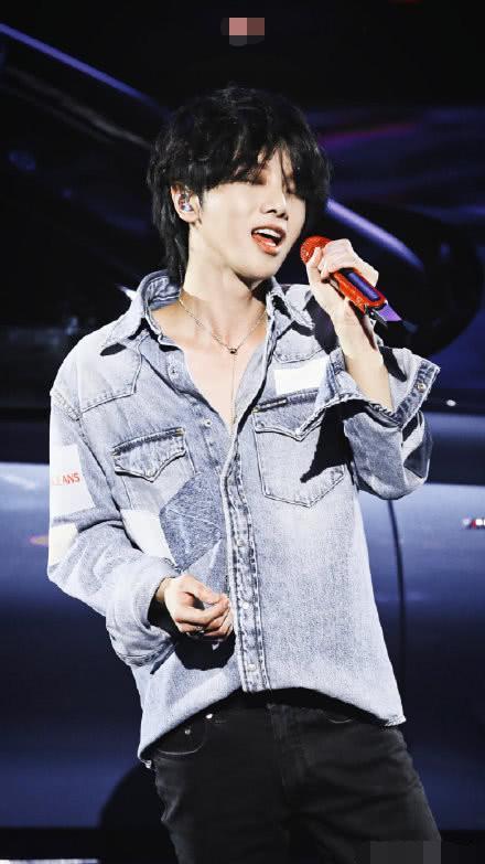 华晨宇吃瓜网友视频,揭秘明星幕后生活